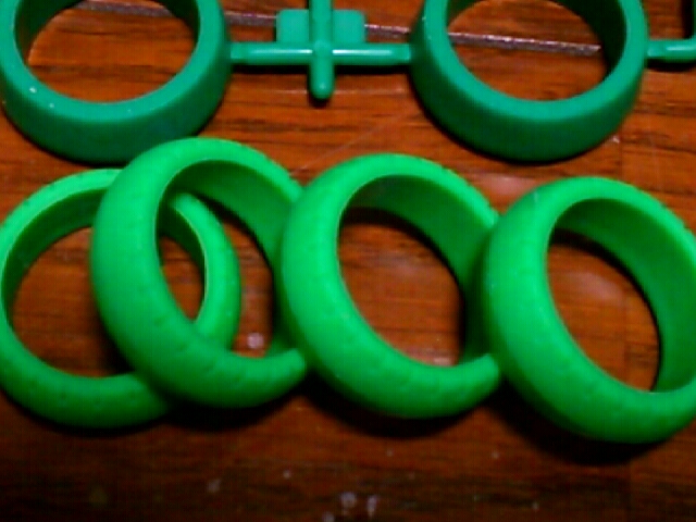 緑のバレルタイヤ